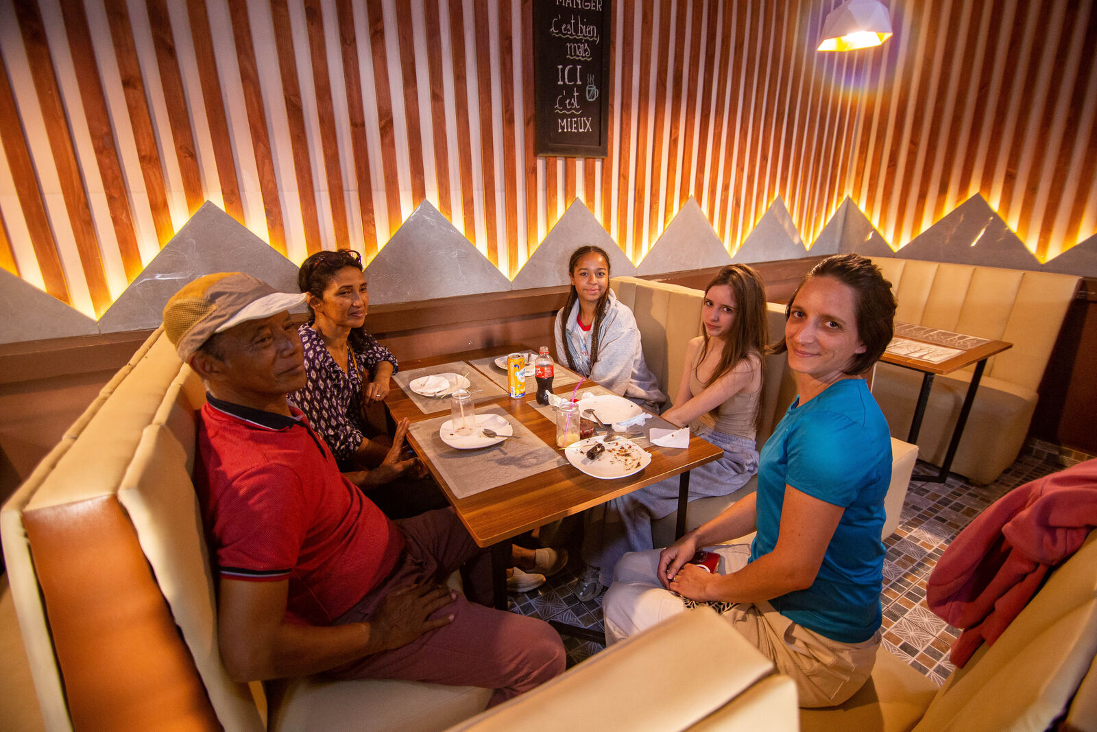Famille au restaurant KafeS'mof